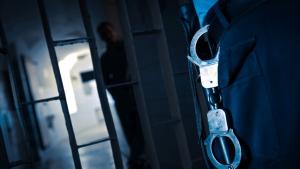 Италианската полиция арестува 13 затворнически надзиратели по подозрение в измъчване