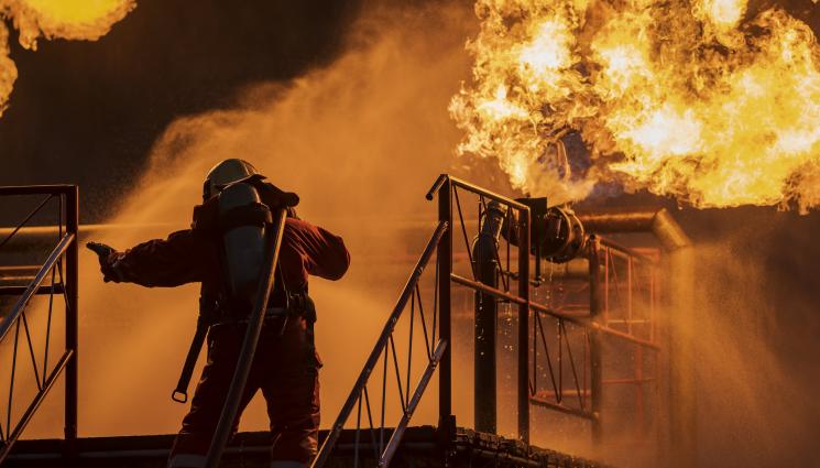пожар - Горящ влак се заби в центъра на Лондон (ВИДЕО)