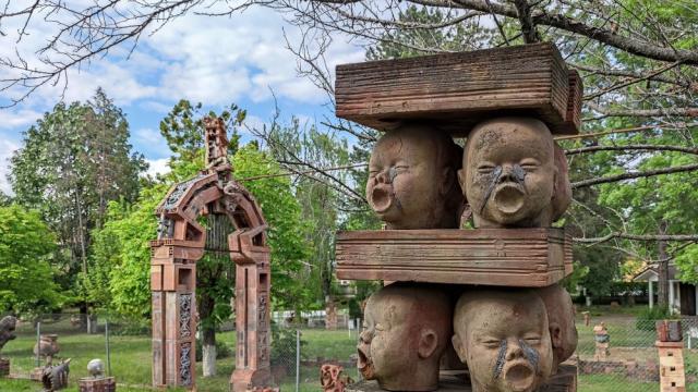 Като в приказка: Вижте уникалния парк в България с причудливи фигури и орнаменти (ГАЛЕРИЯ)
