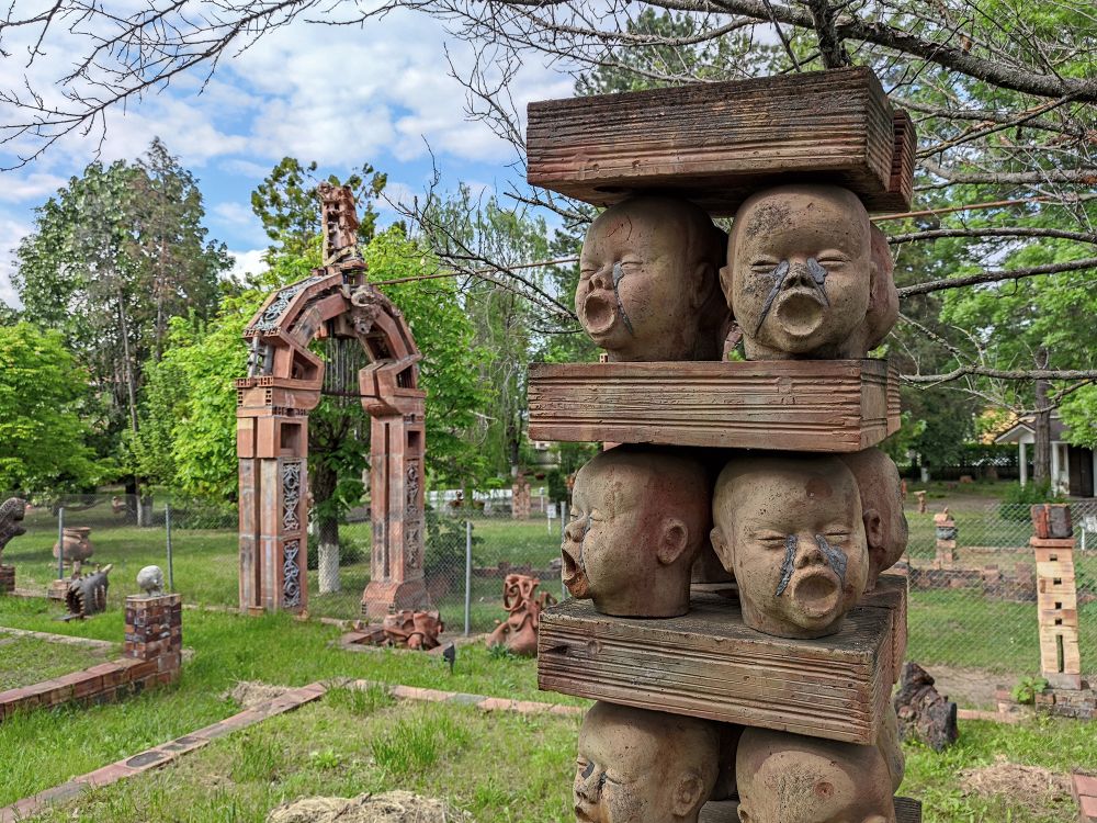 Уникален парк с причудливи фигури и орнаменти е разположен в бившия керамичен завод в Червен бряг