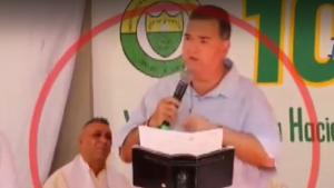 Панталонът на кмета Хорхе Елиас Чамс падна докато изнасяше реч