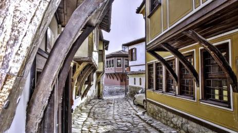 НА КОСЪМ ОТ ТРАГЕДИЯ: Рухна къща в Стария град на Пловдив!