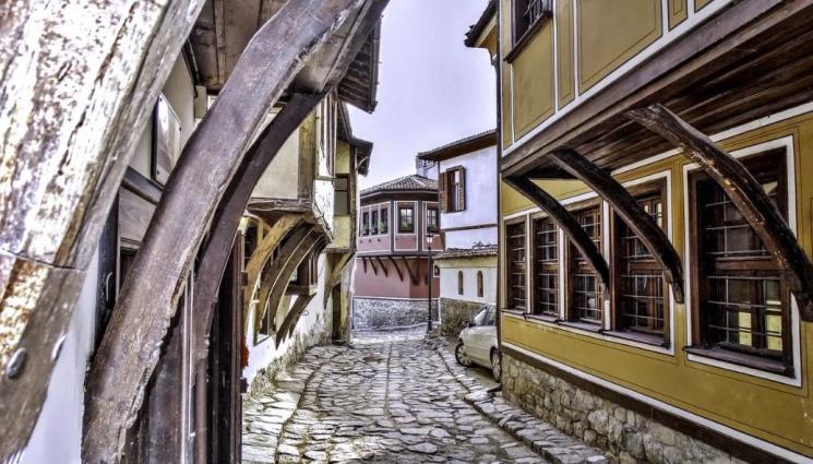 Пловдив - НА КОСЪМ ОТ ТРАГЕДИЯ: Рухна къща в Стария град на Пловдив!