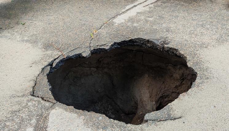 дупка - Пловдивска улица „глътна“ автомобил. Последните дъждове в града са вероятната причина за инцидента (СНИМКИ)