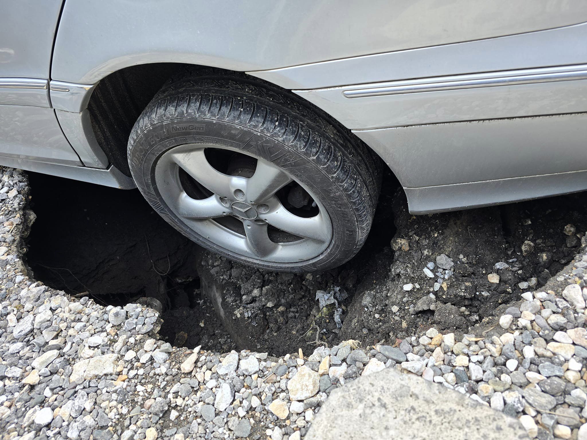 пропаднал автомобил дупка