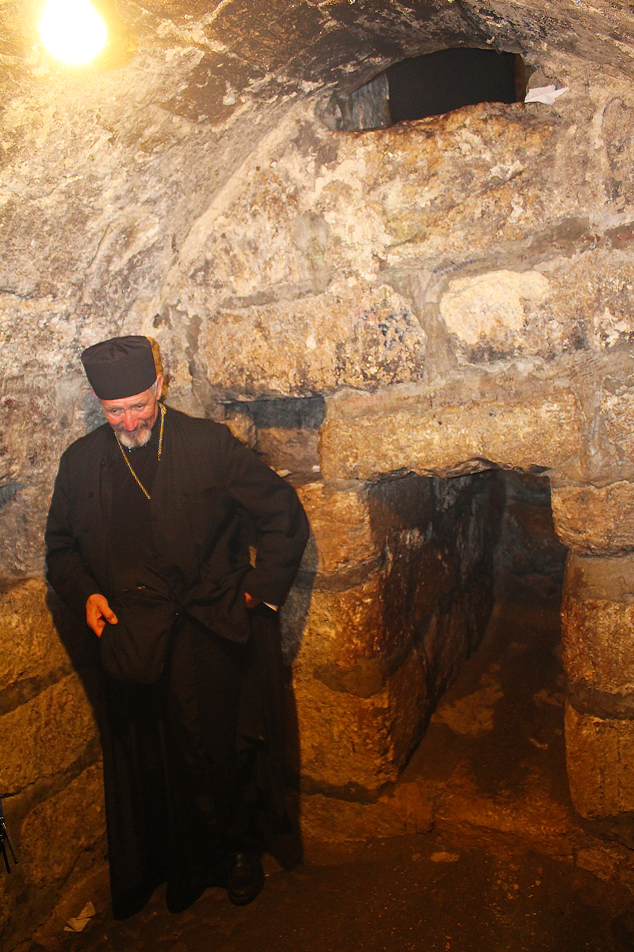 Пещерата на Св. Лазар във Витания.