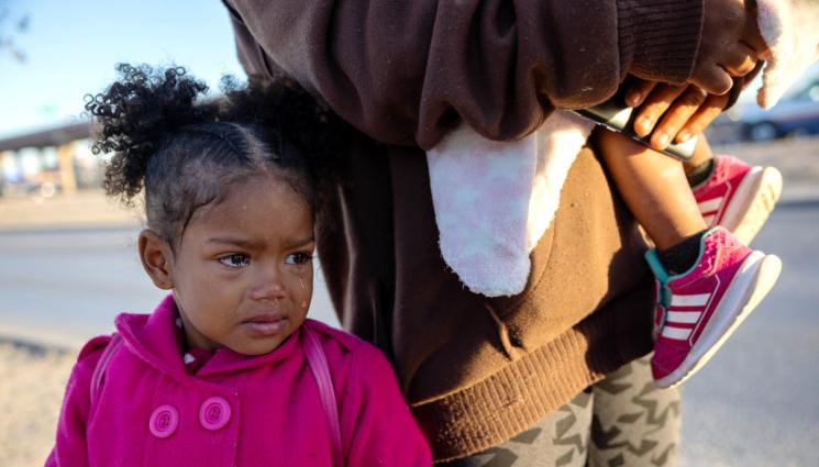 дете плаче - Няма кой да помогне на 3 милиона бедстващи деца!