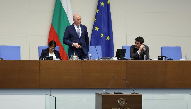 Желязков - СТОЛЪТ СЕ РАЗТРЕСЕ: Гласуват отстраняването на шефа на парламента