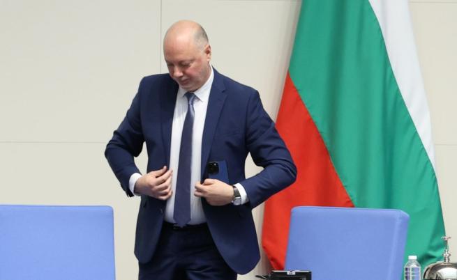 Отстраниха Росен Желязков от поста председател на НС