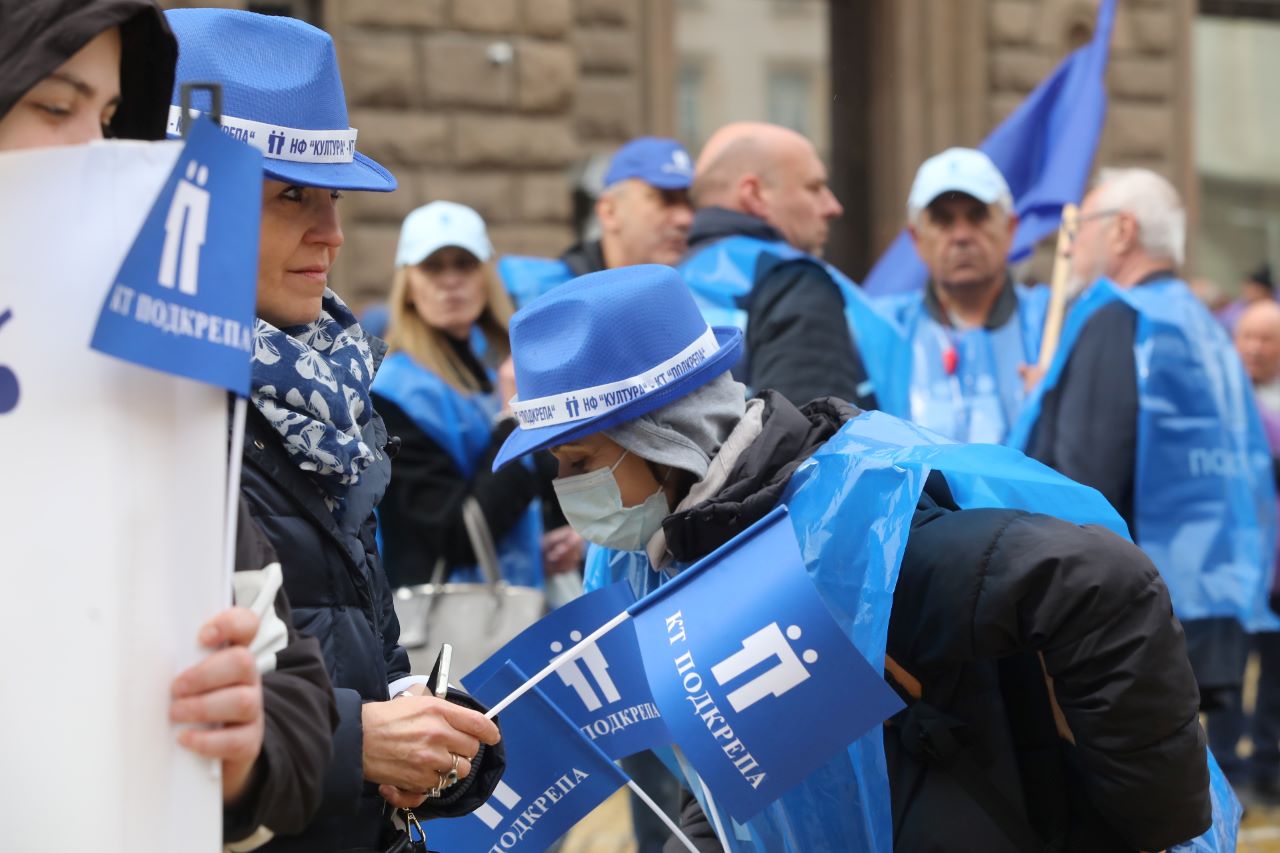 <p>Национален протестен митинг на федерациите на КНСБ и КТ &quot;Подкрепа&quot; блокира площад &quot;Независимост&quot; в центъра на София с искане за отлагане на либерализацията на пазара на електроенергия и в защита на работещите в енергетиката.</p>