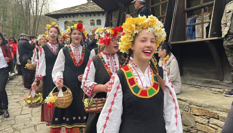 Кумичане - ЗЛАТНО ВРЕМЕ: Кумичане пази момите от страшния змей