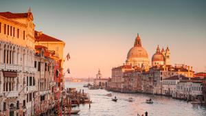 Венеция е магнит за туристи Но от години италианският град