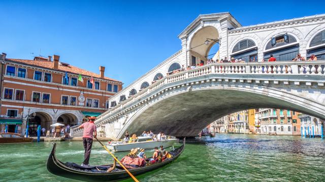 Мерки срещу свръхтуризма: Ограничения и солени глоби за туристите във Венеция