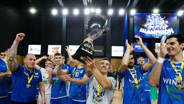 волейбол - СЛЕД 15 ГОДИНИ СУША: Левски пак е на върха във волейбола!