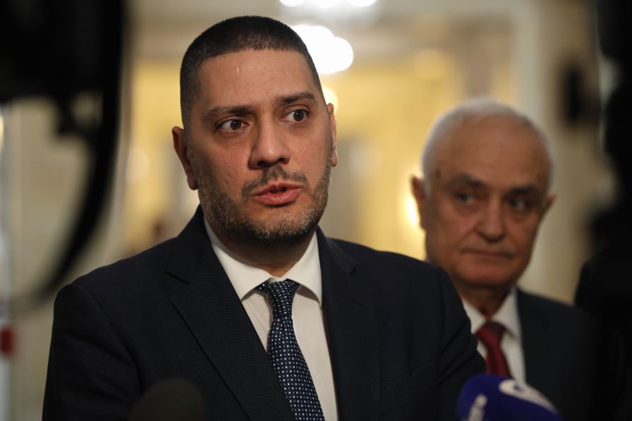 Скандал в държавата заради ударите в Иран: Гаджев обвини Гюров, че се „крие“ от парламента