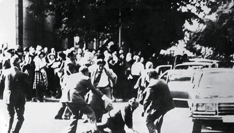 живков - АТЕНТАТИТЕ СРЕЩУ ЖИВКОВ: Мара Петолевката хвърля тухла по Тато!