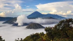 Вулканът Ибу в източна Индонезия изригна и изхвърли стълб от