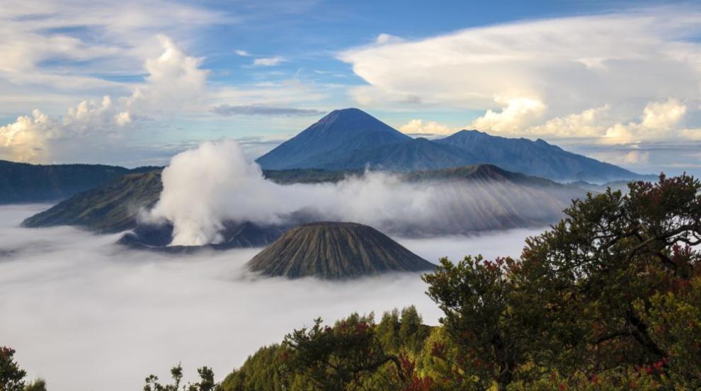 Вулканът Ибу изригна в Индонезия и изхвърли стълб от пепел