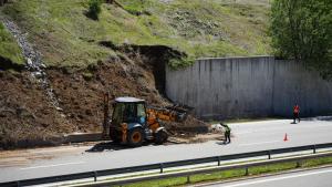 Продължава укрепването на свлачището при 16 и километър на автомагистрала Струма