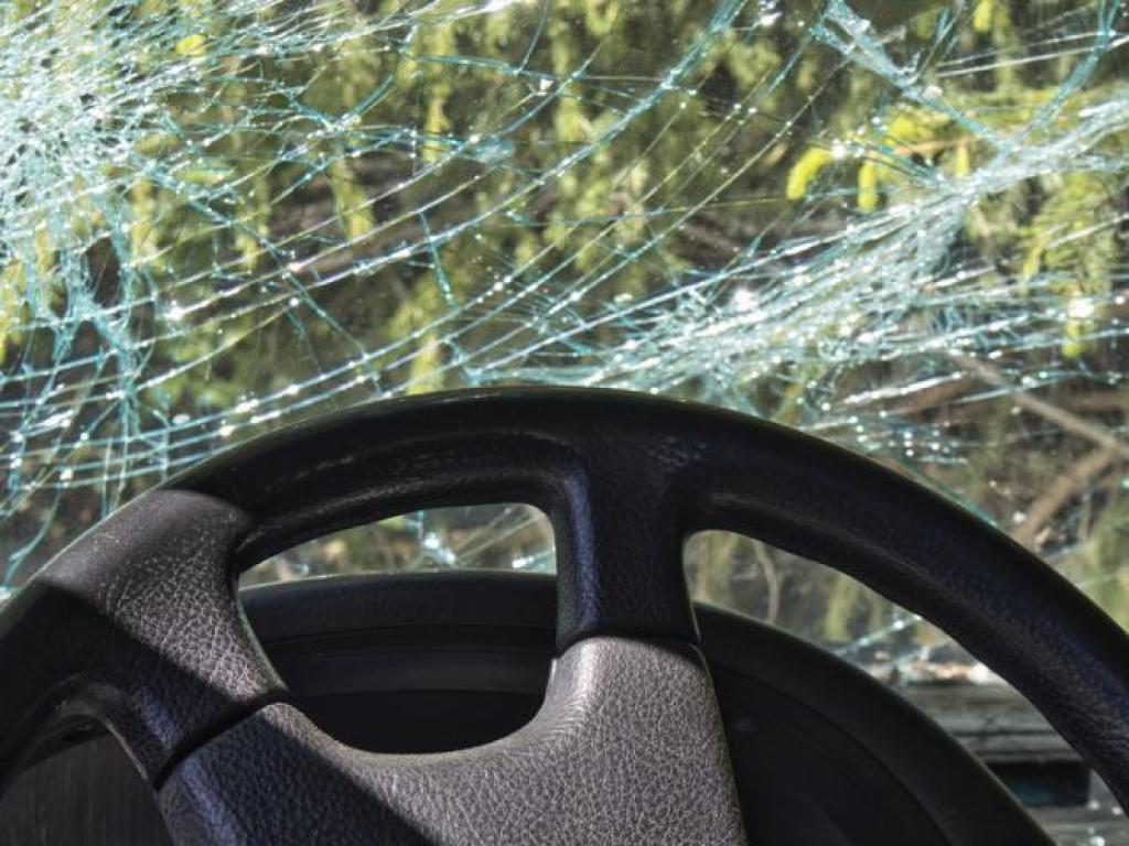Лек автомобил е паднал от мост по пътя Самоков –
