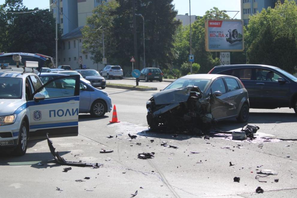 Две коли се удариха на кръстовище в Благоевград тази сутрин.