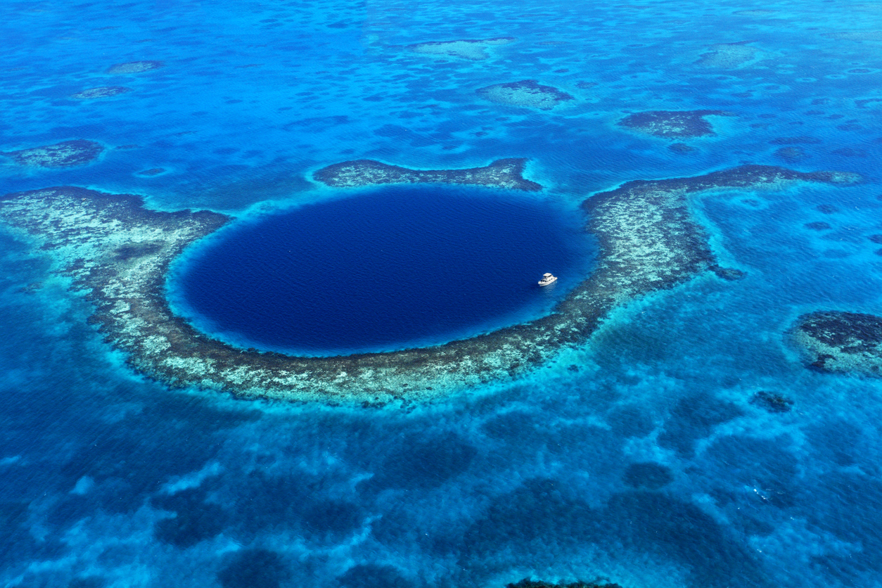 За първи път Голямата синя дупка бе изследвана през 1971 година от морския разузнавател Жак Ив Кусто, който откри, че дупката е формирана преди хиляди години, когато нивото на морето било по-ниско и пещерата е била над повърхността на водата. След като нивото на морето се повишило, пещерата се запълнила с вода и се превърнала в дупка.