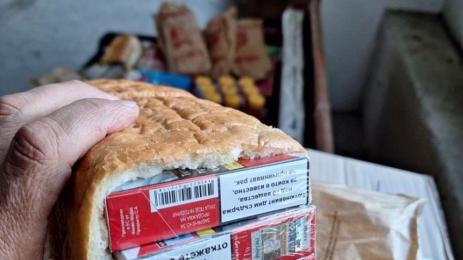 ВЪРХА НА ИЗОБРЕТАТЕЛНОСТТА: Контрабандисти скрили цигари в хляб