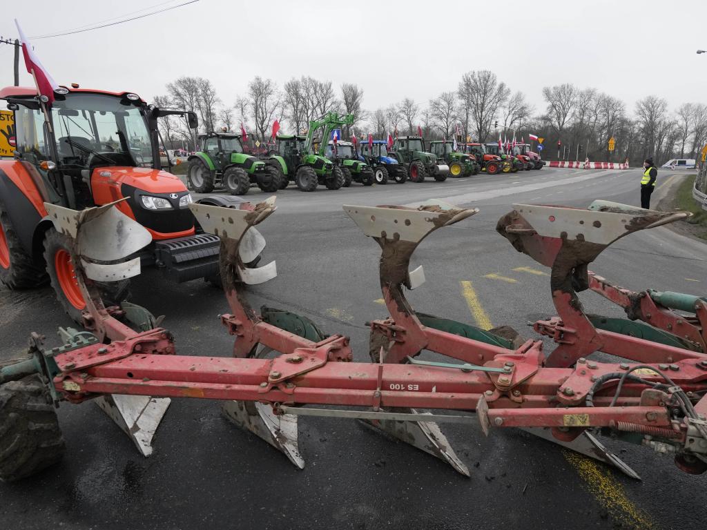 Протестиращи полски фермери преустановиха продължаващите от месеци блокади по граничните