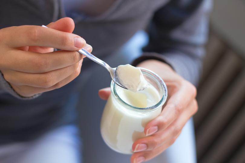 <p><strong>Кисело мляко</strong></p>

<p>Богатото на пробиотици кисело мляко е известно с това, че е добро за здравето на червата, но тази основна храна&nbsp;е чудесна и за кожата. Свойствата против стареене на киселото мляко идват от млечната киселина и пробиотиците. Млечната киселина, която е алфа-хидрокси киселина (AHA), е химически ексфолиант, който насърчава обновяването на кожата. Това разкрива по-свежа&nbsp;кожа и помага за намаляване на появата на фини линии и бръчки. Пробиотиците в киселото мляко също помагат за намаляване на възпалението и хидратират. За да си направите маска, неовкусеното кисело мляко може да се нанесе върху чиста кожа и да се измие след 10 до 15 минути.</p>
