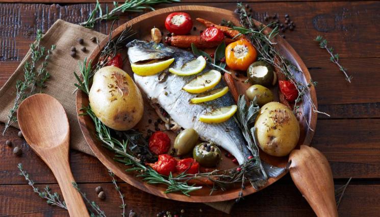 рецепти - ПРОЛЕТНО ХАПВАНЕ: Бързо руло със спанак и извара, пикантна пъстърва със зеленчуци или пък апетитна запеканка с картофи