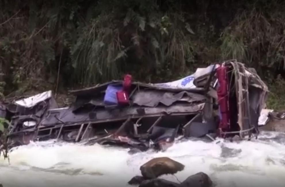 Най-малко 25 души са загинали, а повече от дузина са
