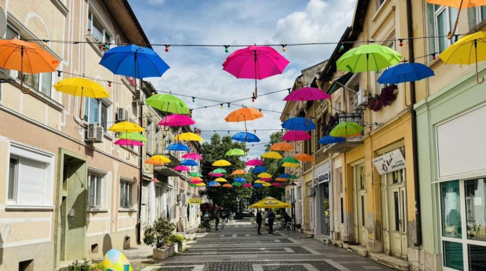 Шарено и пъстро: И Враца вече има улица с цветни чадъри (СНИМКИ)