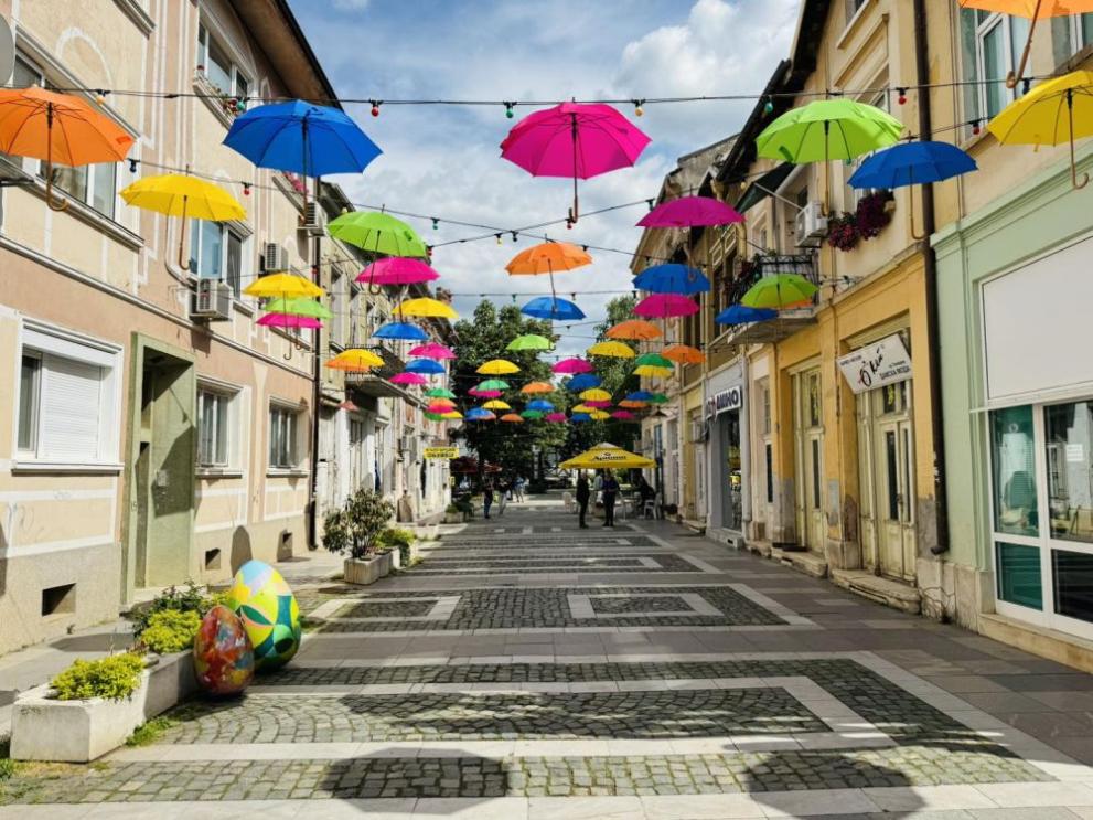 И Враца има вече улица с цветни чадъри. Пъстрата инсталация