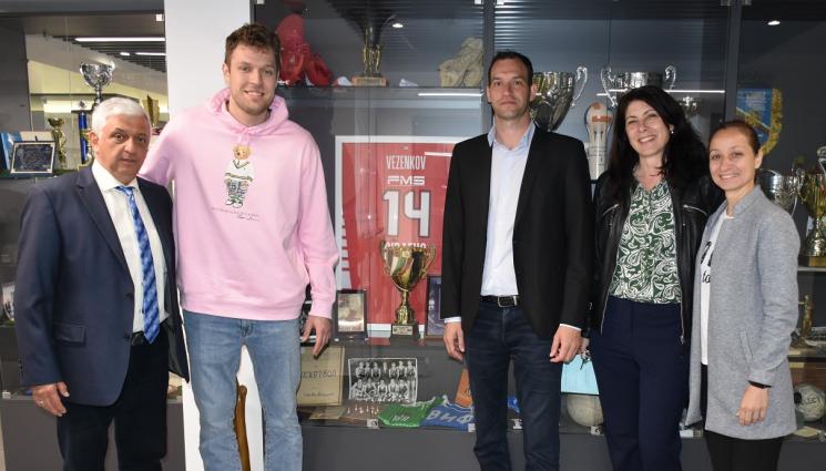 Александър Везенков НСА - МНОГО ВИСОКИ ГОСТИ: Ректорът на НСА посрещна Спортист №1 на България Александър Везенков