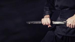 Британската полиция задържа мъж въоръжен с меч след сигнал че 