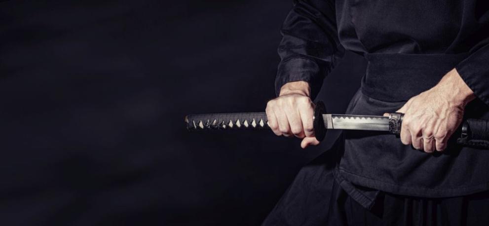 Британската полиция задържа мъж, въоръжен с меч, след сигнал, че 