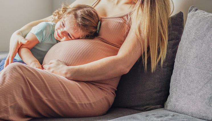 бременна жена - Британският здравен министър защити биологичния пол