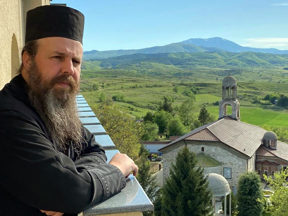  Неврокопският митрополит Серафим се любува на святото място като монах в манастира преди 20 г.