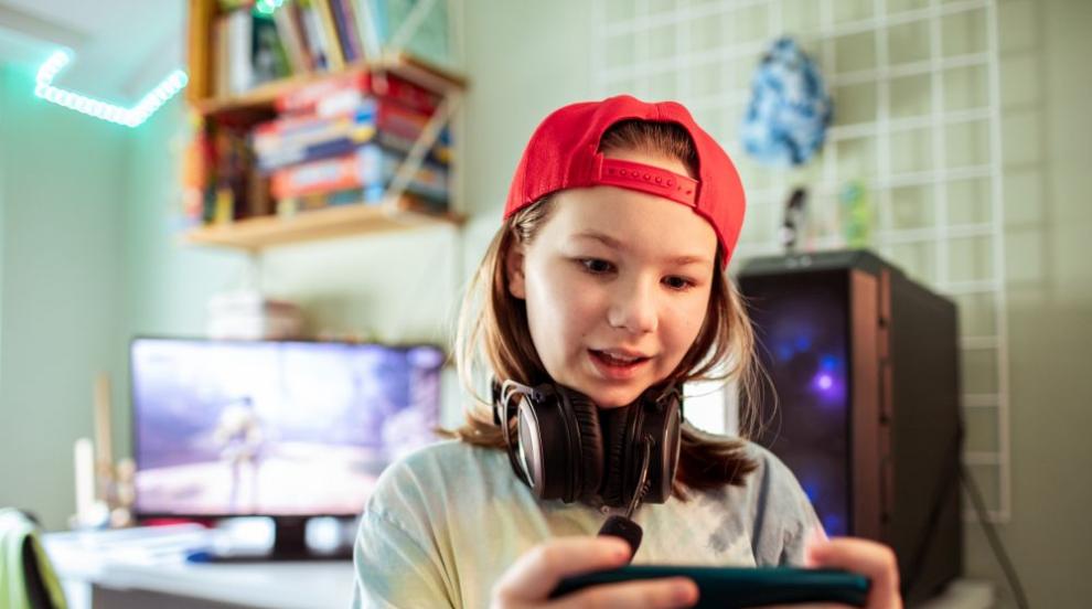 Учени разкриха защо децата да използват смартфони чак след 13-годишна възраст