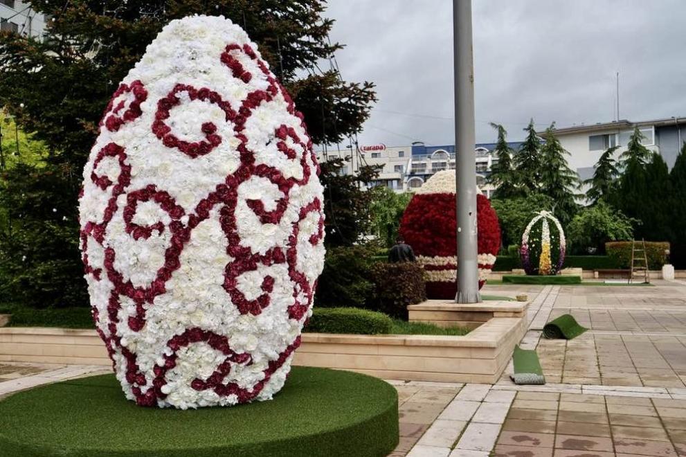 Ямбол вече е украсен за Великден. А ново декоративно яйце,