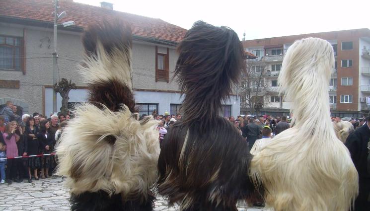 кукери - В ЕЛЕШНИЦА: Кукери и чанове възвестяват Възкресение Христово