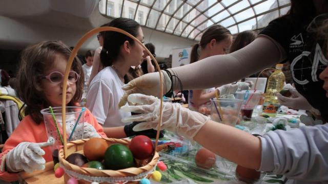 Усмивки и забавление: Малки и големи боядисваха яйца на Ларгото в София (ГАЛЕРИЯ)