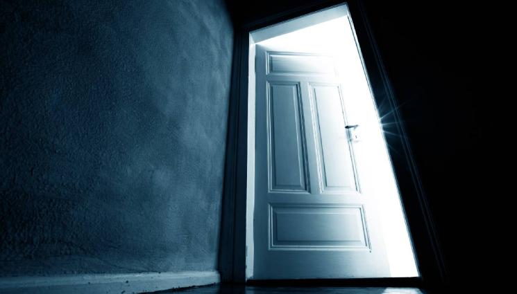 врата - ДЪРЖАТ Я НА НОКТИ: Чудовища взеха съня на момиченце, крили се в стените на стаята й (ВИДЕО)