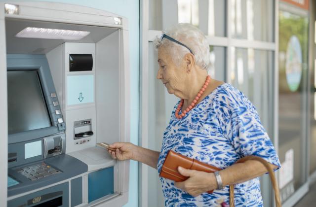 Изплащането на осъвременените пенсии през юли 2024 г. чрез пощенските станции ще