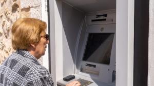 Нарастващият дефицит в пенсионната система представлява фискална тежест В България