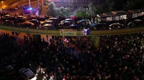 БУНТ В ГРУЗИЯ: Хиляди блокираха столицата Тбилиси! (ВИДЕО)