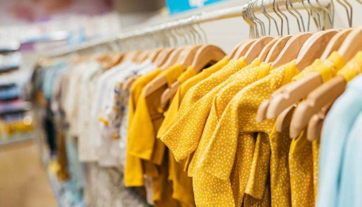 дрехи магазин - ЦАКАТ НИ НА ДРЕБНО: Плащаме по-скъпи дрехи от европейците, отлепен етикет издава шашмата! (СНИМКА)