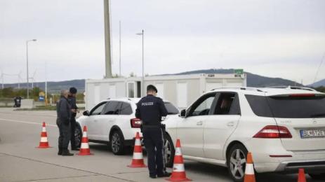 ПАК СЕ ИЗЛОЖИХМЕ: Австрийците спипаха българин, превозвал мигранти
