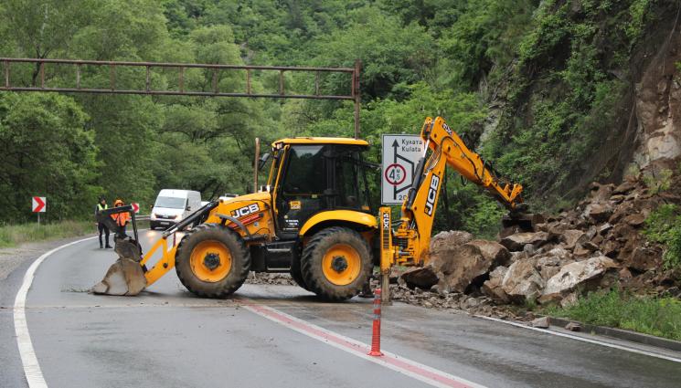 срутване Кресненското дефиле - ХАЙДЕ ПАК: Свлачище затвори основна пътна артерия (СНИМКА)