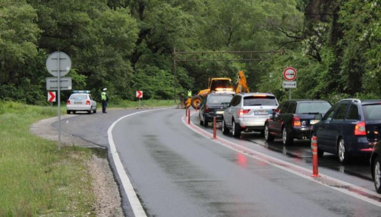 кресненско дефиле - ДОКОГА ЩЕ ИЗКАРАТ? Монтират нови колчета в Кресненското дефиле